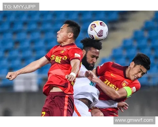 深圳足球队中路突破新策略解析助力球队崛起与发展